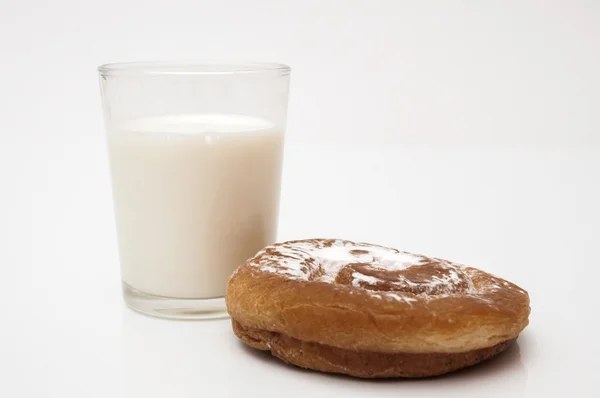 Glas Milch mit Zucker Ensaimada — Stockfoto