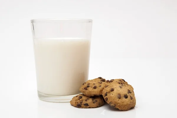 Glass of milk and chocolate chip cookies — Stock Photo, Image