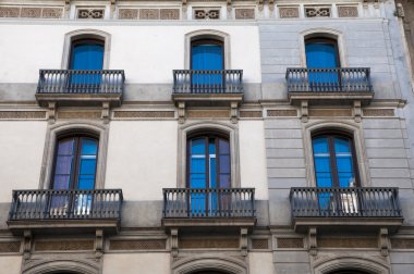 çok büyük küçük bir balkon bina