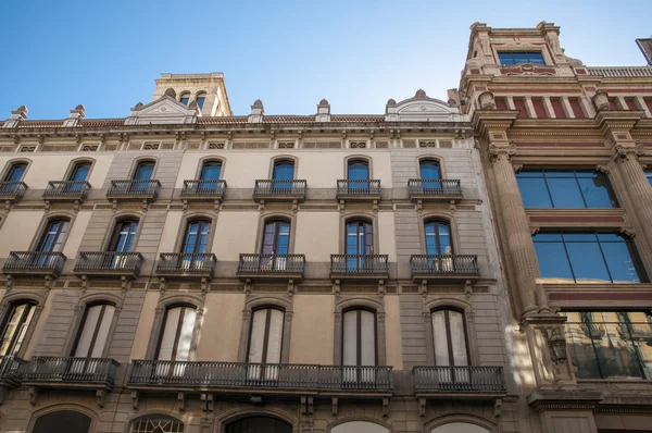 Sehr großes Gebäude — Stockfoto