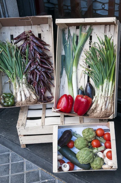 Vakken met groenten — Stockfoto