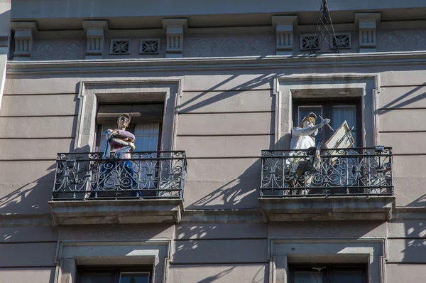 Puppen auf Balkonen — Stockfoto