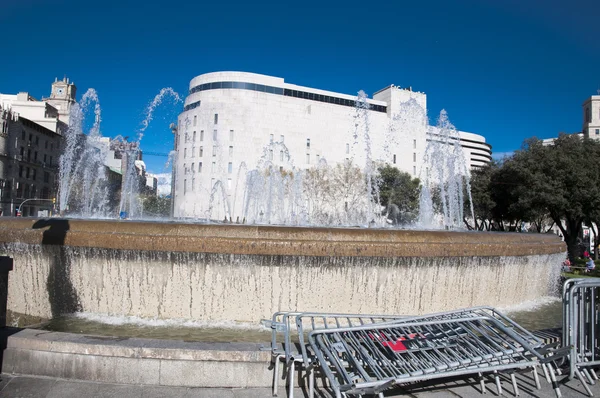 Brunnen auf dem Platz — Stockfoto