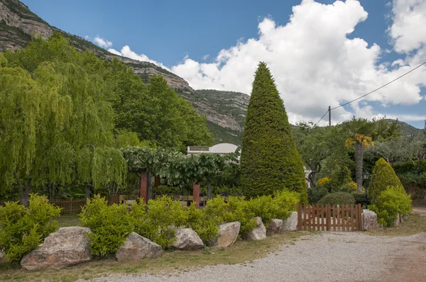 Casa in mezzo alla montagna — Foto Stock