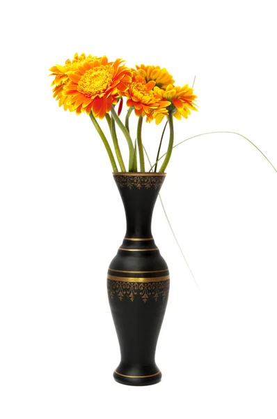 Vase mit orangen Blüten — Stockfoto