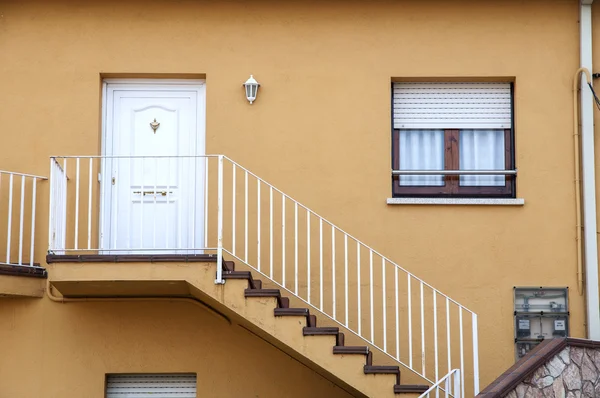 Haus mit Treppe — Stockfoto