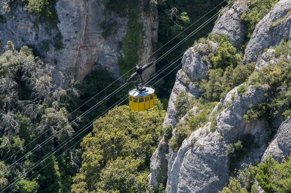 Teleférico subindo a montanha — Fotografia de Stock