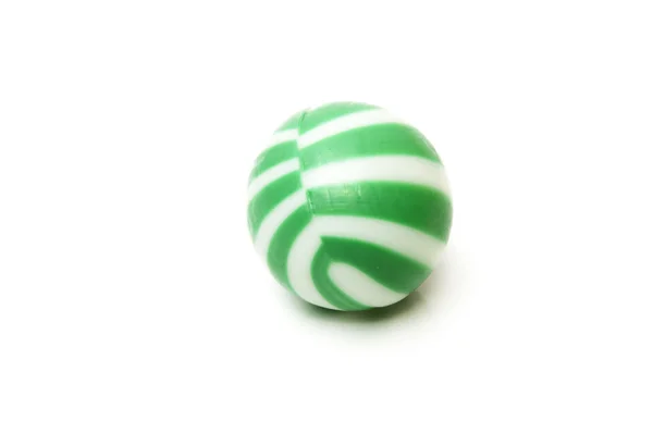 Зеленый полосатый мяч — стоковое фото