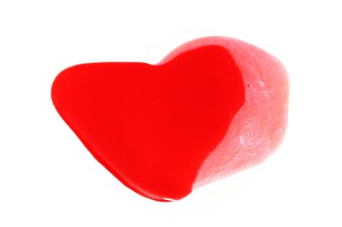 pintado en forma de corazón rojo