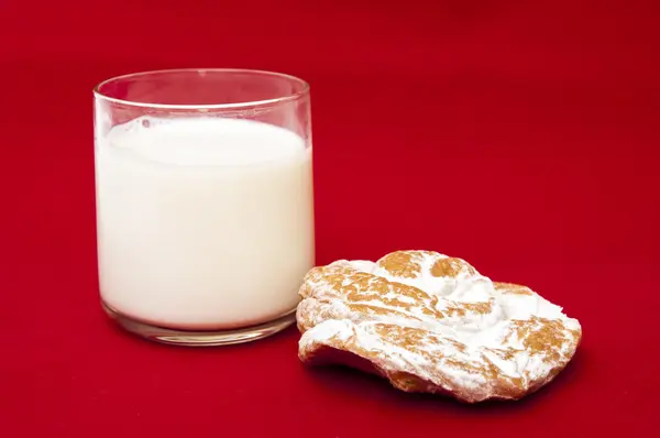 Ensaimada Glas Milch — Stockfoto