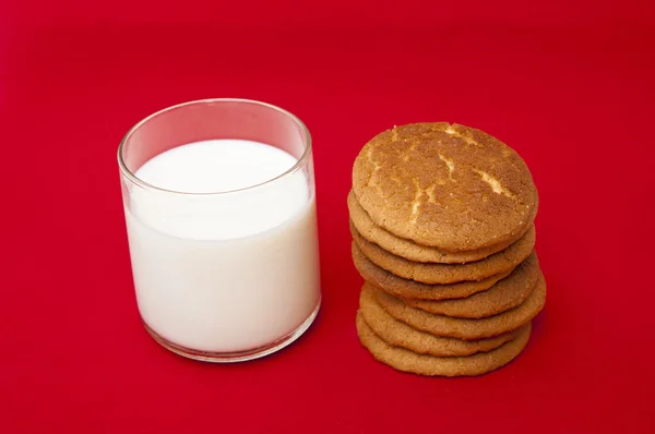 Vetro di latte e biscotti — Foto Stock