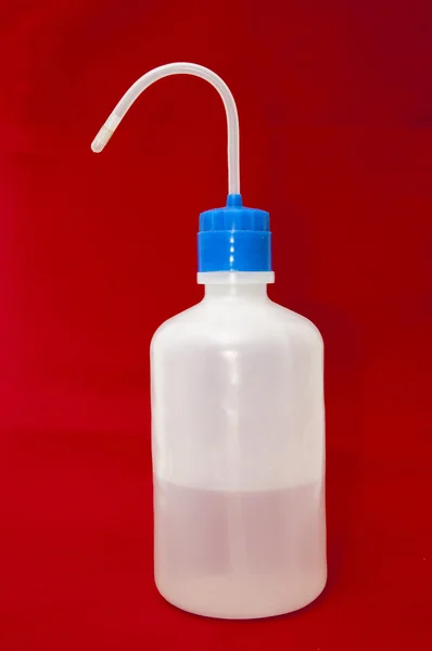 Бутылка воды с трубкой — стоковое фото