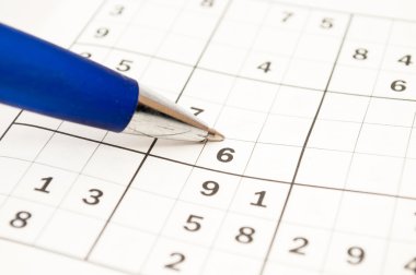 bir sudoku yapıyor