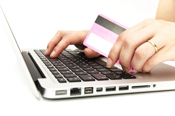 Hand met computer en credit card — Stockfoto