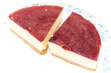 peynirli kek çilek şurubu ile