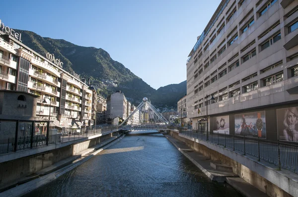 Río que corre por el centro de la ciudad —  Fotos de Stock