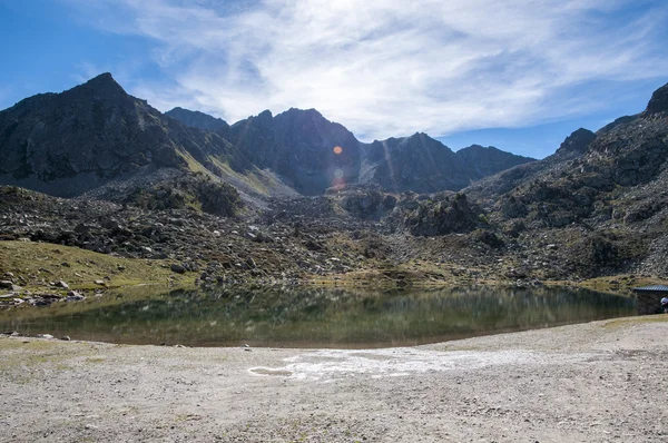 Paesaggio di un lago in alta montagna — Foto Stock
