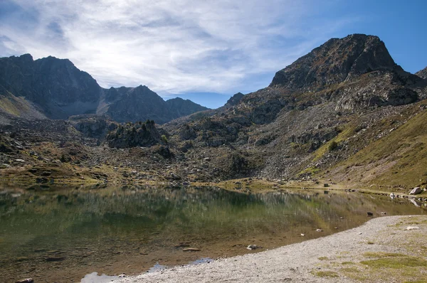 Paesaggio di un lago in alta montagna — Foto Stock