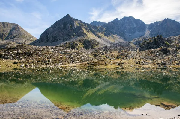 在高高的群山中的一个湖的景观 — 图库照片