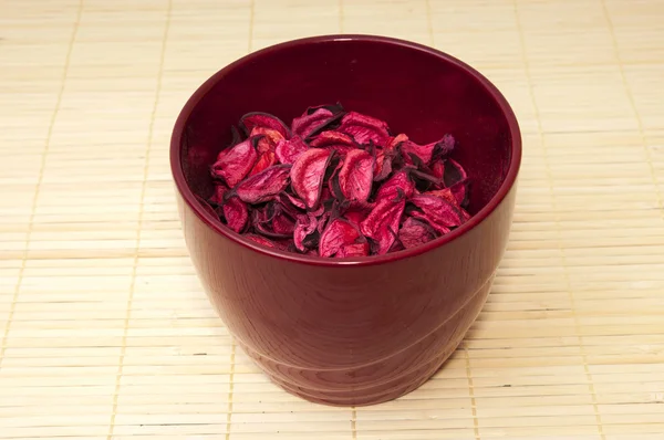 Olla con pétalos rosados — Foto de Stock