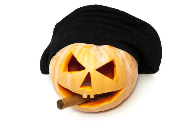 Calabaza de halloween con sombrero y un cigarro —  Fotos de Stock