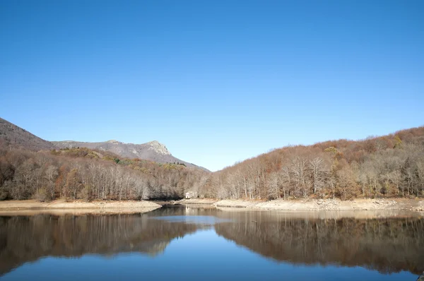 深秋的湖水，montseny — 图库照片