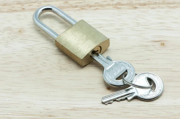 Padlock met toetsen — Stockfoto