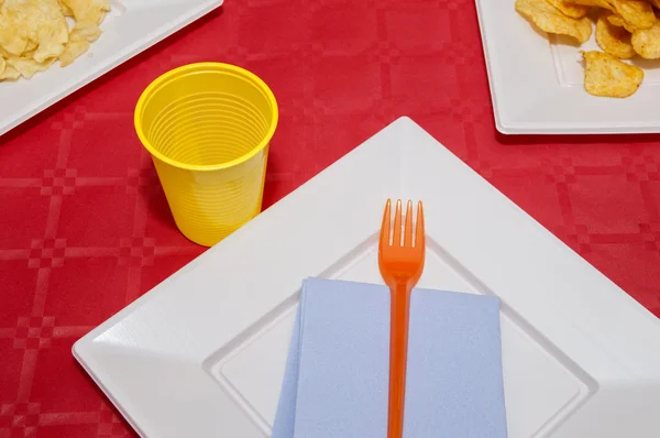 Mesa con platos y vasos —  Fotos de Stock