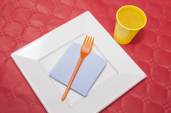 Mesa con platos y vasos —  Fotos de Stock