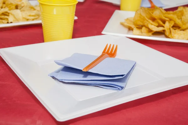 Tisch mit Geschirr und Gläsern — Stockfoto
