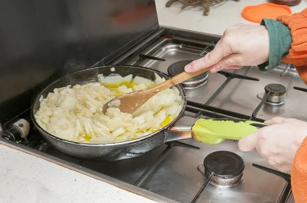 Spanish potato omelet cooking — Stock Photo, Image