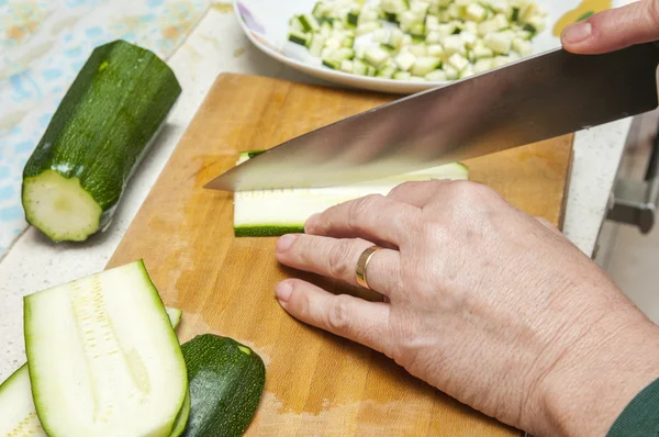 Cook cucumber cut — Stock Photo, Image