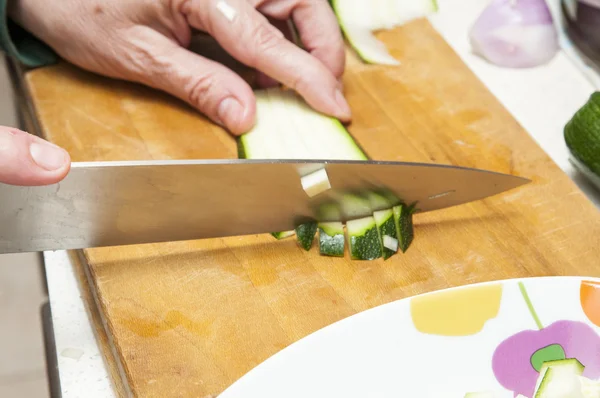 Cook cucumber cut — Stock Photo, Image