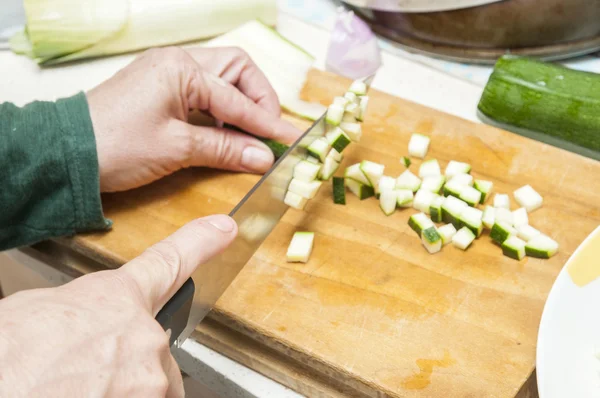 Cook cucumber cut — Stock Photo, Image