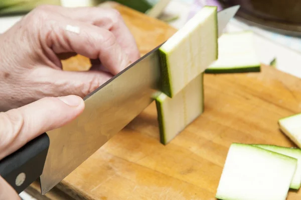 Cook cucumber cut — Stock Photo, Image