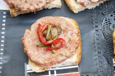 hamburger ile Közlenmiş biber 