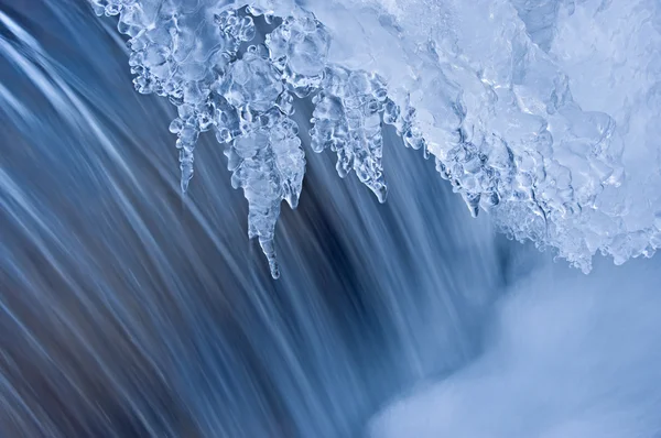 Лед и каскад — стоковое фото