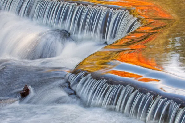 Осінь, Бонда водоспад каскадом — стокове фото