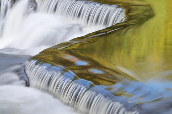 Otoño, cascada de Bond Falls — Foto de Stock