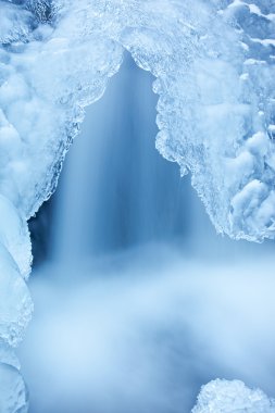 Kış cascade buz tarafından çerçeveli