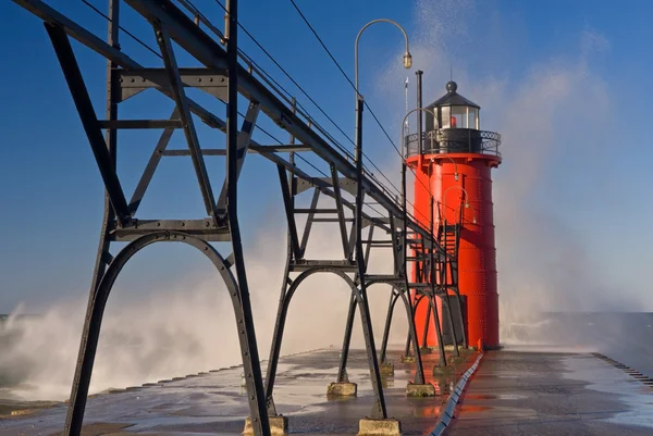 South Haven Lighthouse and Splashing Wave — Stock Photo, Image