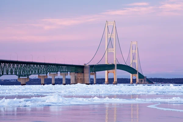 Vintern, mackinac bridge — Stockfoto
