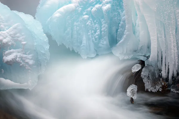 Gaviota Creek Enmarcado por hielo azul —  Fotos de Stock