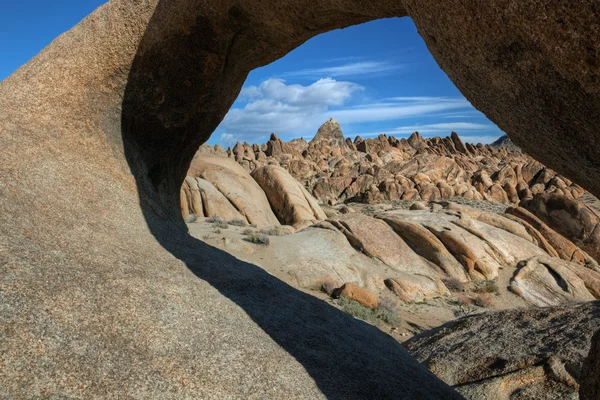 Arch and Alabama Hills — Stock Photo, Image