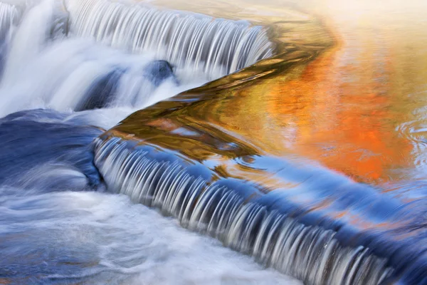 Podzim, cascade falls dluhopisů — Stock fotografie