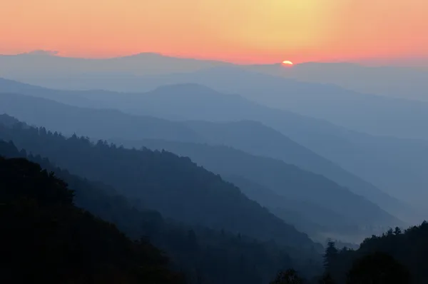 Ηλιοβασίλεμα, μεγάλη καπνιστή βουνά — Φωτογραφία Αρχείου