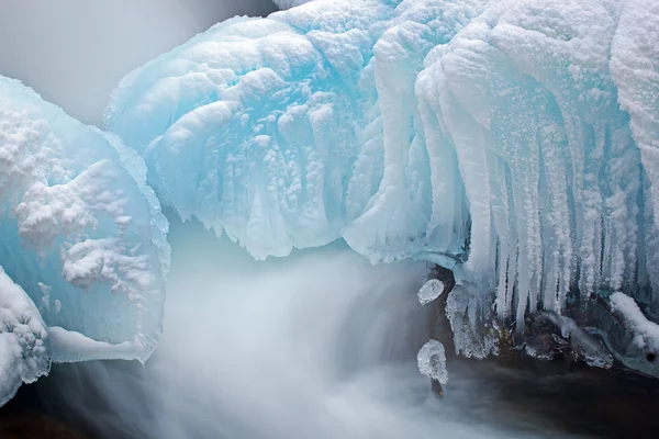 Eiszapfen und Wasserfall — Stockfoto