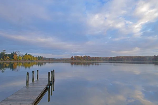Dock ve sonbahar kıyı
