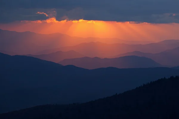 Rayos de sol Grandes montañas humeantes Imagen de archivo