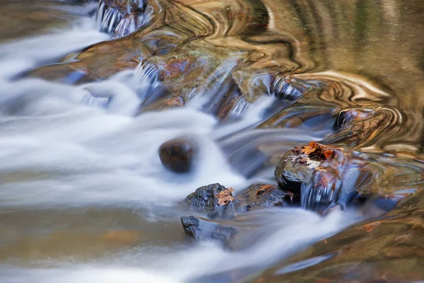 Kleine rivier reflecties — Stockfoto